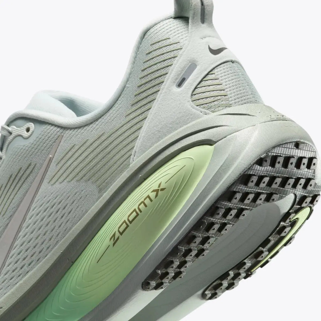 Nike Vomero 18  Light Silver HM6803-002