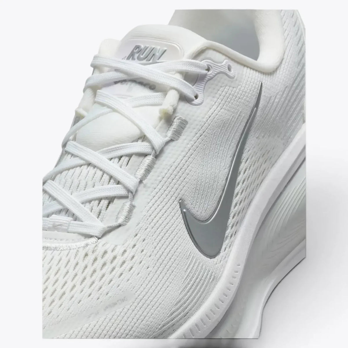 Nike Vomero 18  White  Metallic Silver HM6804-104