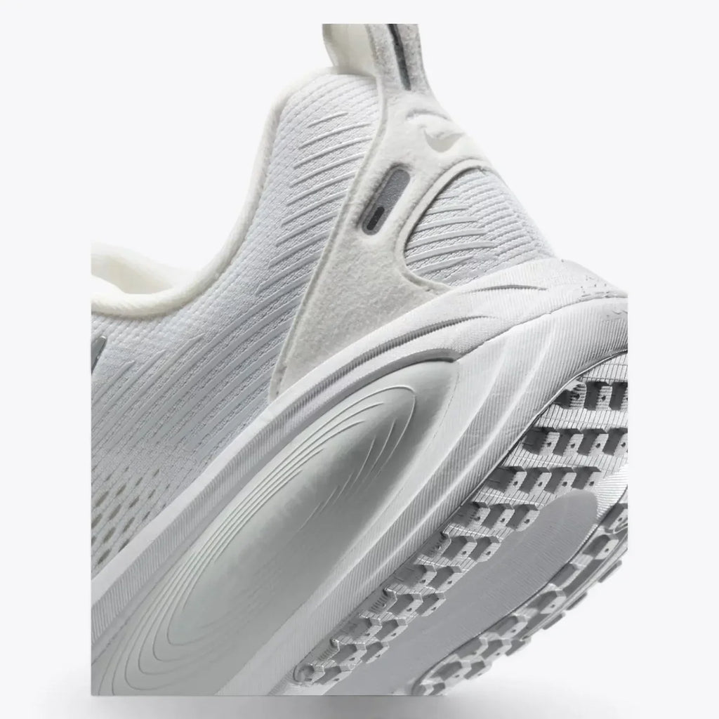 Nike Vomero 18  White  Metallic Silver HM6804-104