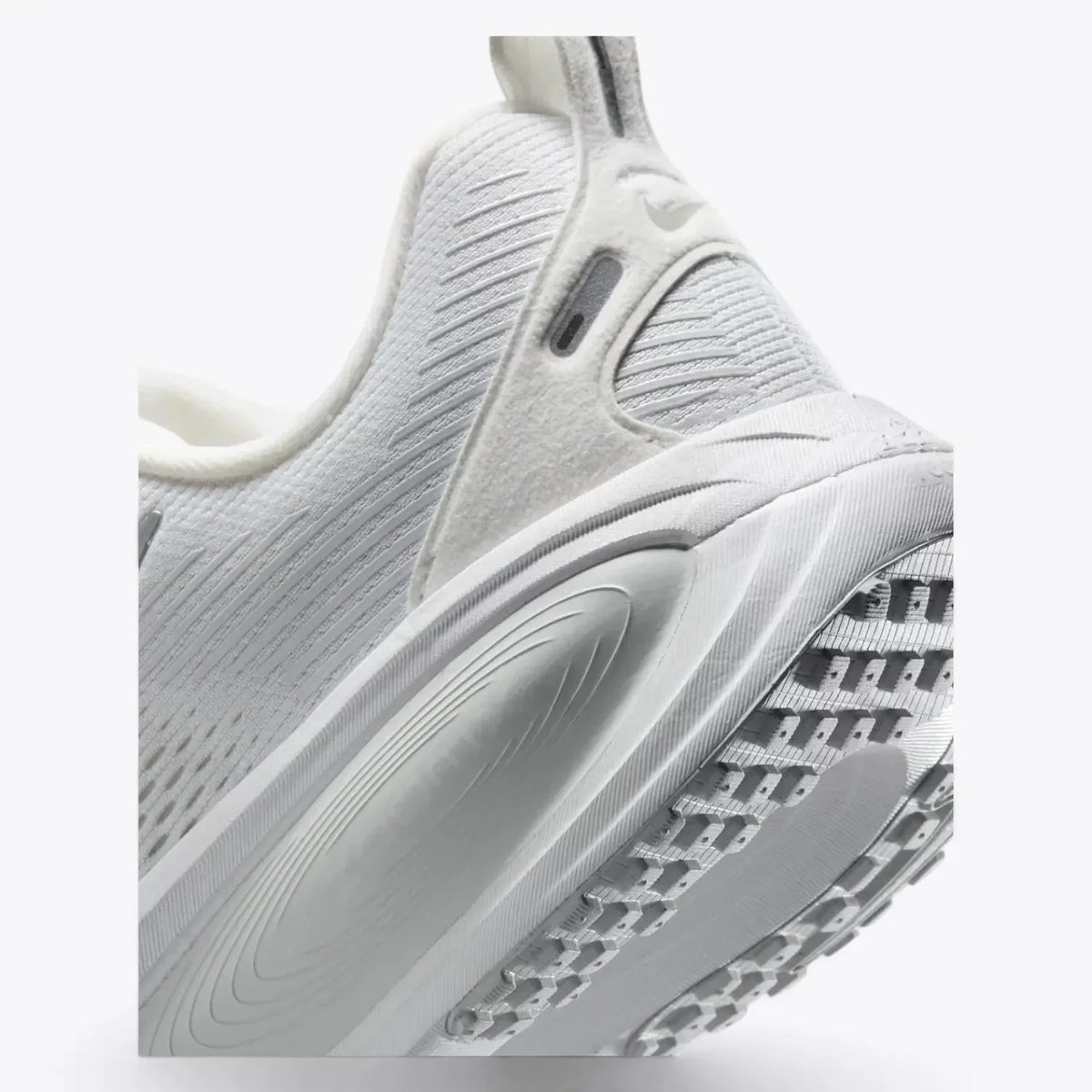Nike Vomero 18  White  Metallic Silver HM6804-104