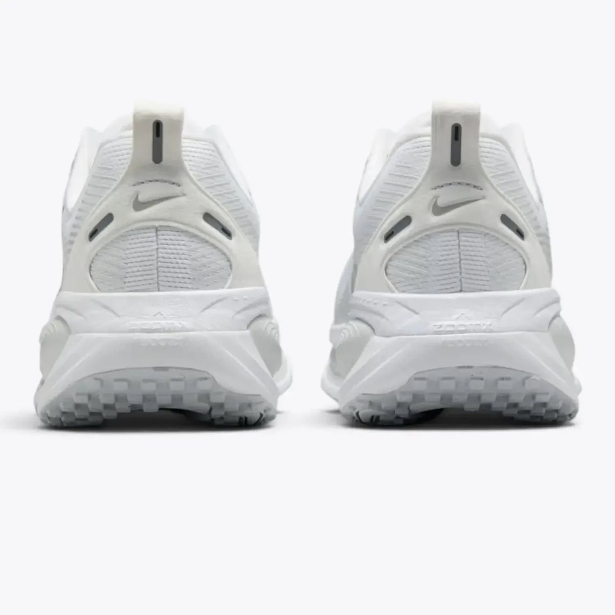 Nike Vomero 18  White  Metallic Silver HM6804-104